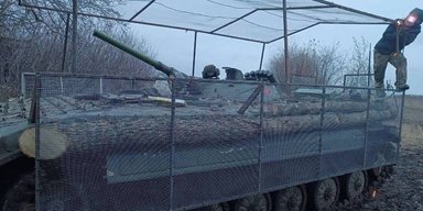 Кустарная броня и бревна: оккупанты показали "оригинальную" защиту на своей БМП