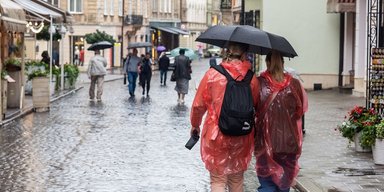 Руйнівна злива у Львові: на дорозі фонтани, блискавки б'ють у телевежу (відео)