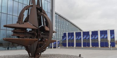 Незваный гость. Почему Украину не пригласили на саммит НАТО и о чем будут говорить за ее спиной
