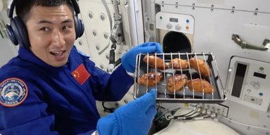 Китайские астронавты впервые приготовили мясо в космосе: помогла уникальная печь (видео)