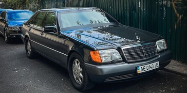 Символ 90-х: в Україні помітили рідкісний броньований Mercedes (фото)