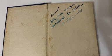 На аукционе продали единственный прижизненный сборник Симоненко с автографом (фото)
