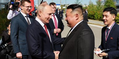Крабы и осетрина: в соцсетях показали меню изысканного обеда Ким Чен Ына и Владимира Путина