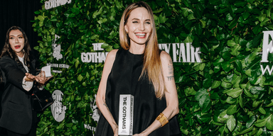 Анджелина Джоли в винтажном платье получила награду Gotham Awards (фото)