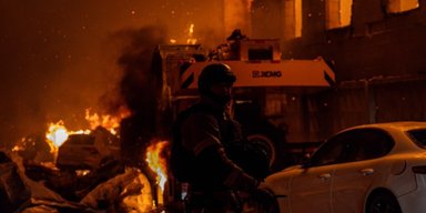 Взрывы без тревоги в Киеве: в двух районах начались пожары, есть жертвы, атака продолжается (фото)