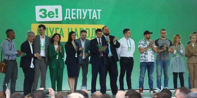 Помазали зеленкой. Как прошло секретное заседание фракции "Слуги народа"