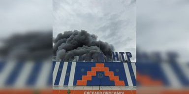 Окутан дымом и горит: РФ уничтожила "Эпицентр" в Запорожье, — ОВА (видео)