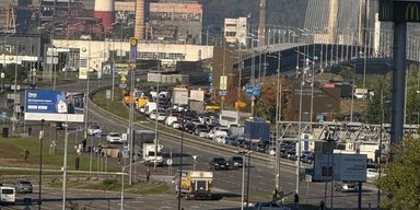 Таксі за 2300 гривень: Київ застиг у гігантському заторі через перекриті мости (фото, відео)