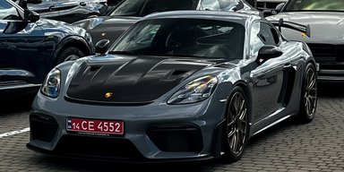 Справжній ексклюзив: в Україну привезли дуже рідкісний спорткар Porsche на 500 сил (фото)