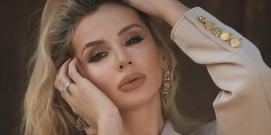 Світлана Лобода в новому образі попозувала перед камерою у ванній кімнаті