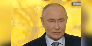 Смотрит в пол, теряет ход мысли и заикается: Путин снова странно вел себя на публике