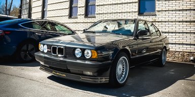 Один из 572: в Киеве заметили раритетный заряженный седан BMW 80-х (фото)