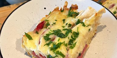 Быстрый пирог с колбасой и грибами: рецепт универсального перекуса