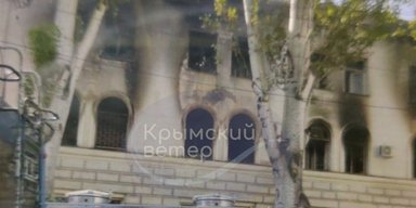 У Севастополі після вибухів спалахнув штаб ЧФ РФ: очевидці повідомляють про "чорні мішки"