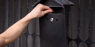 Чоловік попросив сусідку забирати його пошту: згодом той пожалкував про це (фото)