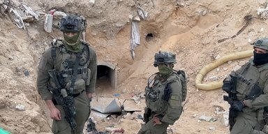 Ад под Газой: журналисты показали, как выглядят туннели ХАМАС, где месяцами держали заложников
