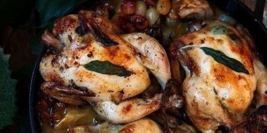 Сытно и изысканно: рецепт цыплят с яблоками и виноградом
