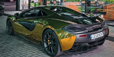 По-багатому: в Україні помітили золотий суперкар McLaren (фото)