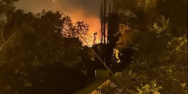 Сильна пожежа: у соцмережах повідомляють про вибухи в Донецьку (фото, відео)