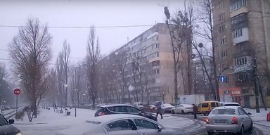 Непогода в Киеве:  десятки травмированных, а на дорогах "каша"