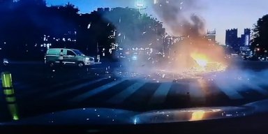 У Китаї на перехресті загорівся та ефектно вибухнув електроскутер (відео)
