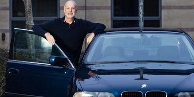 "Выглядел сумасшедшим": мужчина выкупил BMW, которую 20 лет назад сдал на металлолом, детали