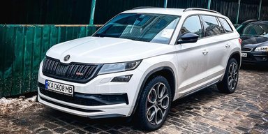 Сімейний спорт: у Києві помітили рідкісний заряджений кросовер Skoda (фото)