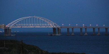 Массированная атака на оккупированный полуостров: в Керчи прогремели мощные взрывы, Крымский мост перекрыли