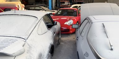 Porsche, Mercedes и DeLorean: обнаружен заброшенный автосалон с редкими ретроавто (видео)