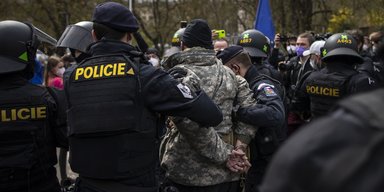 Плюнув в коробку з літерою Z: в Криму чоловіка ув'язнили на рік за "тяжкий злочин"