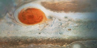Достал бы до МКС на орбите. Аппарат Juno измерил глубину Большого красного пятна Юпитера