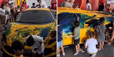 Подарунок на день народження: дітям дозволили розмалювати справжній Ferrari (відео)