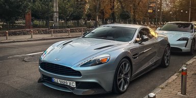 Воплощение элегантности: в Киеве заметили раритетный британский суперкар (фото)