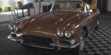 Помыли впервые за 53 года: в старом гараже обнаружили культовый Chevrolet Corvette (видео)