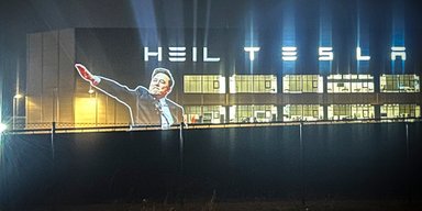 "Хайль Tesla": на завод Маска в Берлине спроецировали его вирусное фото