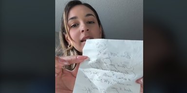 Меган Маркл оставила в самолете записку: стюардесса рассказала, о чем там написано