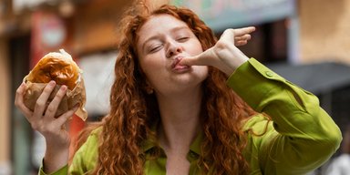 Не ешьте на ходу: 4 причины, поему быстрое питание вредит здоровью