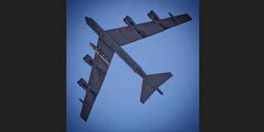 Американська відповідь на "Буревісник": у США показали загадкову ракету під крилом B-52 (фото)