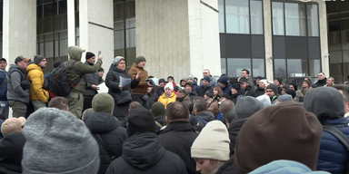 Ночують під ЦНАПом: у Києві збираються величезні черги за відстрочками від мобілізації