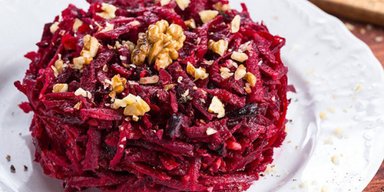С черносливом и орехами: рецепт салата "Любовница"