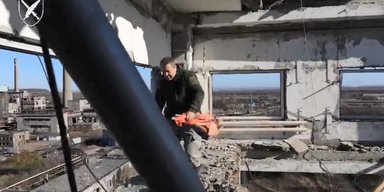 Авдіївка: бійці ЗСУ "врятували" прапор "Шахтаря" і показали терикон, захоплений ЗС РФ (відео)