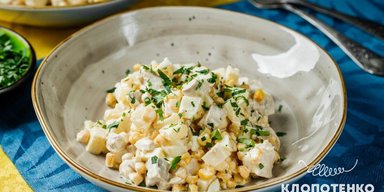Праздничная классика: рецепт салата с курицей и ананасами от шеф-повара