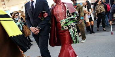 Маски, босоножки и огромные сумки: самые яркие street style образы с Недели моды в Милане