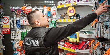 "Уволен за 22 минуты": в Одессе охранник лишился работы за перепалку с депутатом на русском языке (видео)