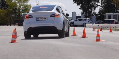 Вперше без людей: автомобіль Tesla здійснив успішну автономну поїздку, перетнувши все місто