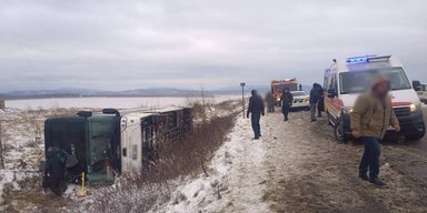 На Прикарпатье перевернулся автобус с людьми: есть погибший и много раненых (видео)