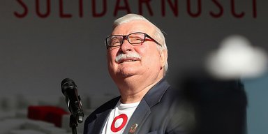 "Оскорбил меня": экс-президент Польши снял флаг Украины с груди и заявил, что больше не поддерживает Зеленского