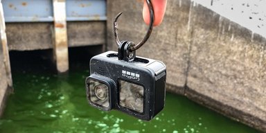 Мужчина бросил GoPro в море и снял нечто, что не может объяснить никто (видео)