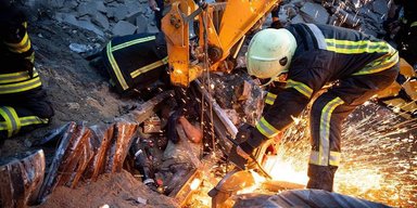 У порту Одеси обвалився склад, під уламками будівлі опинились люди: що відомо (фото)