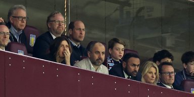 Пока Кейт болеет: принц Уильям со старшим сыном сходил на футбол (фото)